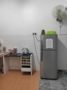 Η κουζίνα ή μικρή κουζίνα στο CORNER LOT,LANDED Kajang Semenyih Bee Homestay