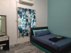 CORNER LOT,LANDED Kajang Semenyih Bee Homestay في سيمينيه: غرفة بسرير وتلفزيون ونافذة