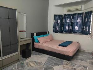 um pequeno quarto com uma cama e uma janela em CORNER LOT,LANDED Kajang Semenyih Bee Homestay em Semenyih