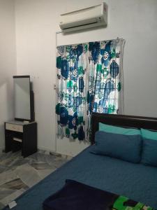 1 dormitorio con cama y ventana con cortina en CORNER LOT,LANDED Kajang Semenyih Bee Homestay en Semenyih