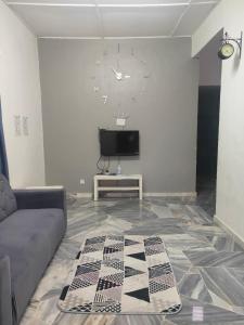 CORNER LOT,LANDED Kajang Semenyih Bee Homestay في سيمينيه: غرفة معيشة مع أريكة وتلفزيون بشاشة مسطحة