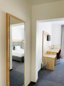 Un pat sau paturi într-o cameră la Hotel Esmer