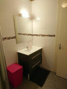 baño con lavabo, espejo y taburete en Bungalow - Type F3 - plage de petite anse en Bouillante