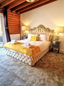 een slaapkamer met een groot bed en 2 handdoeken bij Kaoglen Squirrel Drey-Hot Tub-Pet Friendly-Perth in Balnald