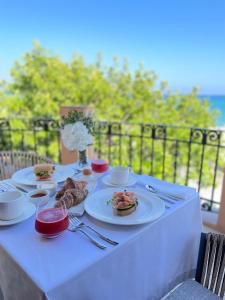 una mesa blanca con platos de comida. en AB BOUTIQUE HOTEL - Adults only, en Sant Vicenç de Montalt