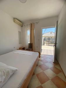 Postel nebo postele na pokoji v ubytování Apartments Ajdin