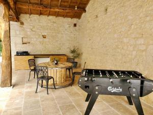 a room with a table and a pool table at Gite Pierre qui roule in Castanet
