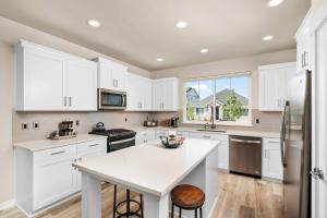 une cuisine avec des placards blancs et un comptoir blanc dans l'établissement Porch Swing Home, à Hillsboro