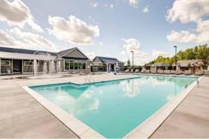 una piscina en un complejo con una fuente en Porch Swing Home, en Hillsboro