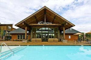 ein Resort mit einem Pool vor einem Gebäude in der Unterkunft The Swoosh House in Beaverton