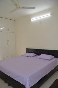 德拉敦2 Bed Room Independent Apartment in Dehradun的白色卧室配有一张带紫色床单的大床 更多40张照片