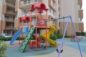 德拉敦2 Bed Room Independent Apartment in Dehradun的公寓大楼前的游乐场