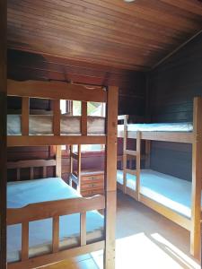 ein Zimmer mit drei Etagenbetten in einer Kabine in der Unterkunft Casa Riviera in Bertioga
