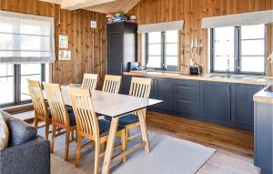 een keuken en eetkamer met een tafel en stoelen bij 4 Bedroom Beautiful Home In yer in Øyer