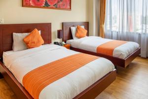 two beds in a hotel room with at Hotel Splendor by Friends Company in Bogotá