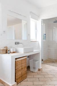 a bathroom with a sink and a mirror at Casa das Cegonhas in Vale de guiso