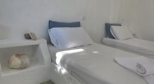 Camera bianca con 2 letti e un divano di Lagada Beach Hotel ad Adámas