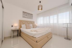 Posteľ alebo postele v izbe v ubytovaní URBAN LUXURY APARTMENT