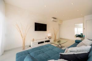 Televízia a/alebo spoločenská miestnosť v ubytovaní URBAN LUXURY APARTMENT