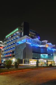 un grand bâtiment avec des lumières bleues allumées la nuit dans l'établissement Tibisay Hotel Boutique Mérida, à Mérida