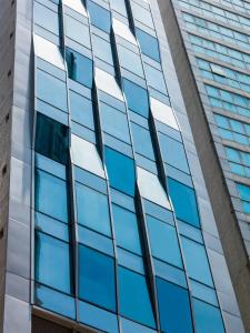 香港的住宿－壹96酒店，一栋带蓝色窗户的办公楼