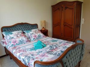 ein Schlafzimmer mit einem Bett mit einer Kommode und einem blauen Handtuch darauf in der Unterkunft LUBERON EN PROVENCE GITE 3 CHAMBRES 100 m2 avec PISCINE PRIVEE in Cheval-Blanc