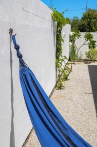 una hamaca azul apoyada en una pared en CasaMar Pinheira, en Palhoça