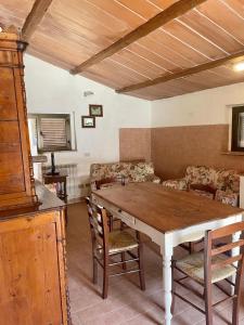 uma sala de jantar com uma mesa de madeira e cadeiras em Agriturismo Materno em Radicondoli