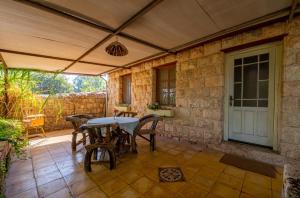 Hemdatya Stone Suites In The Galilee的阳台或露台