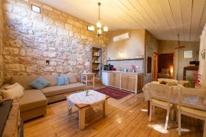 Hemdatya Stone Suites In The Galilee的休息区