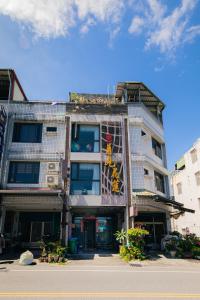 um edifício com um sinal na lateral em See Hualien Homestay em Hualien