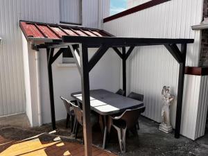 un tavolo e sedie sotto un padiglione su un patio di annexe des sables a Le Touquet-Paris-Plage Altre 4 foto
