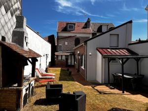 un gruppo di edifici con sedie in cortile di annexe des sables a Le Touquet-Paris-Plage