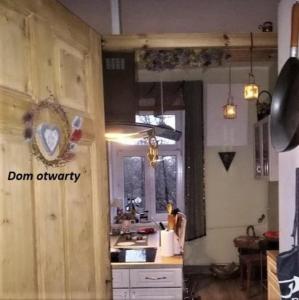 eine Küche mit einer Spüle und einer Arbeitsplatte in der Unterkunft Dom otwarty in Jelenia Góra