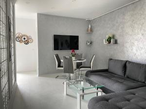 布加勒斯特的住宿－Luxury Westpark 2-Room Apartment Lakeview W5，客厅配有沙发和桌子