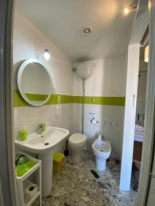 ポルト・エンペードクレにあるB&B Di Mareのバスルーム(洗面台、トイレ、鏡付)
