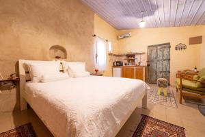 Hemdatya Stone Suites In The Galilee客房内的一张或多张床位
