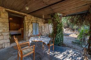 Hemdatya Stone Suites In The Galilee外面的花园