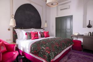 Postel nebo postele na pokoji v ubytování Riad LAZ Mimoun & Spa