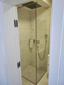 eine Dusche mit einer Glastür in einem Badezimmer in der Unterkunft Novi Lux in Novi Vinodolski
