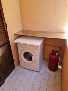 a washer and dryer in a small room at La casina di Rio Grande in Grosseto