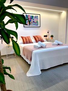 - une chambre avec un lit et 2 serviettes dans l'établissement Carmen viejo 12, à Sanlúcar de Barrameda