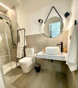 La salle de bains est pourvue d'un lavabo, de toilettes et d'un miroir. dans l'établissement Carmen viejo 12, à Sanlúcar de Barrameda