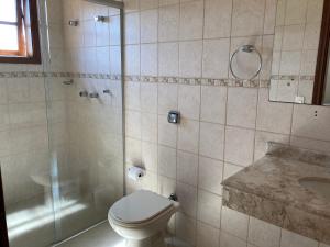 ein Badezimmer mit Toilette, Dusche und Waschbecken in der Unterkunft sonho de valsa in Campos do Jordão + 96 Fotos