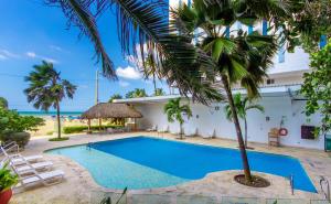 Bazén v ubytování Hotel Playa Club nebo v jeho okolí