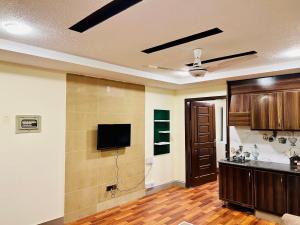 Η κουζίνα ή μικρή κουζίνα στο Comfy one bedroom apartment in Bahria town +2 φωτογραφίες