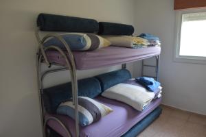 מיטה או מיטות קומותיים בחדר ב-הבית של בטי