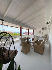 Istumisnurk majutusasutuses Oasis Grand House-large balcony with sea view