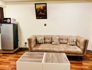 Χώρος καθιστικού στο Comfy one bedroom apartment in Bahria town