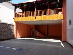 un parking vide avec balcon dans un bâtiment dans l'établissement Vila Adriano, à Turda
